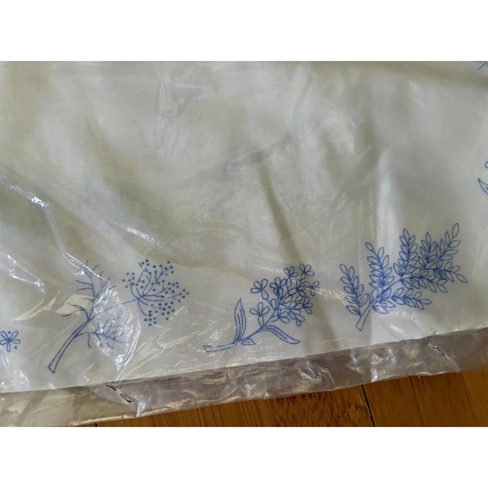 Vintage Floral Embroidered Linen Set of 7 Items Table Runners Napkins White